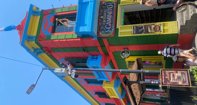 Bâtiment coloré à Caminito avec des gens qui se promènent dans la rue.