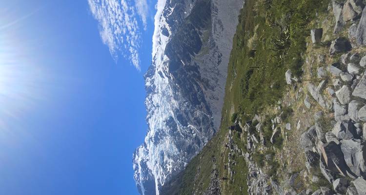Schneebedeckte Berge mit einem strahlend blauen Himmel darüber.