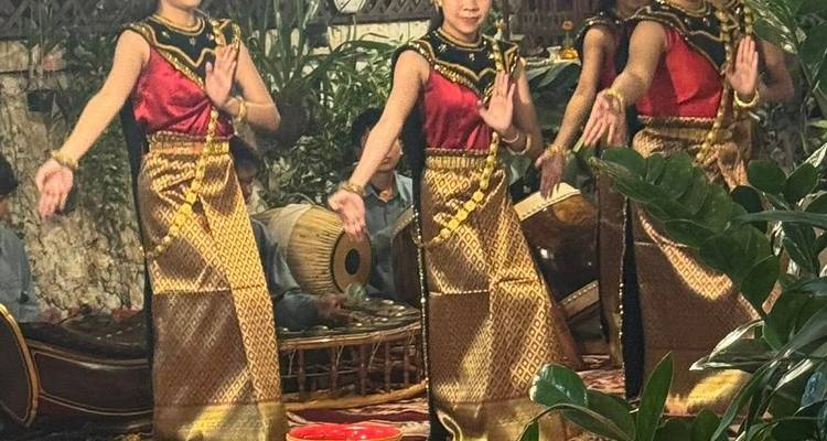 Bailarines tradicionales actuando con vestimenta cultural.