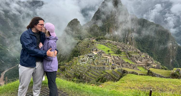 Paar küsst sich mit Blick auf Machu Picchu im Hintergrund.