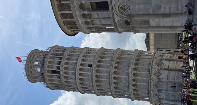 Tour penchée de Pise à côté de la cathédrale de Pise sous un ciel partiellement nuageux avec des foules en contrebas