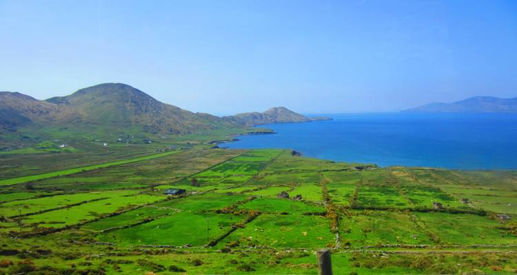 Vista del paisaje del Anillo de Kerry con campos verdes y el océano.