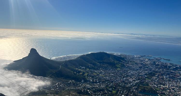 Panorama aéreo amplio de Ciudad del Cabo con la Cabeza de León elevándose sobre la ciudad costera y el océano brillante