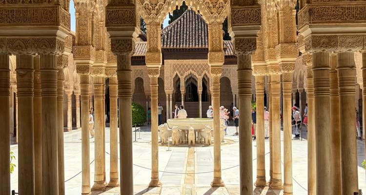 Marmerplein van de Leeuwen in het Alhambra omgeven door sierlijke Moorse zuilen.