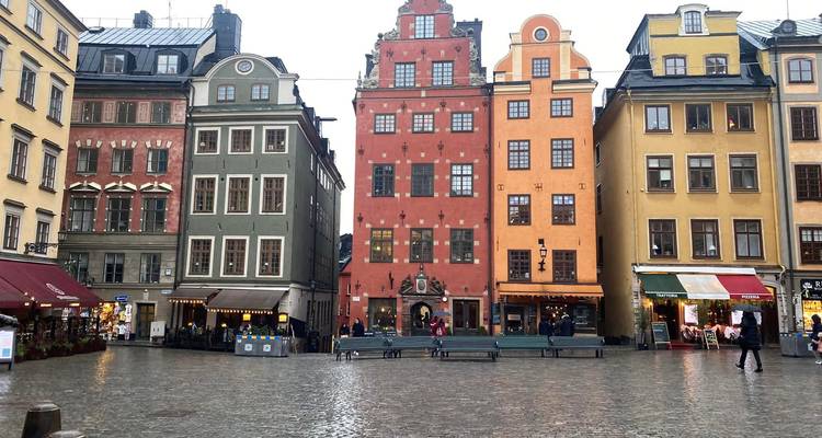 Las coloridas fachadas históricas que rodean la plaza Stortorget en el Gamla Stan de Estocolmo en un día lluvioso.