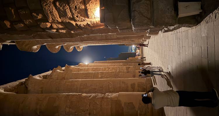 Columnata iluminada por la luna del Templo de Karnak con imponentes pilares de arenisca en la noche.