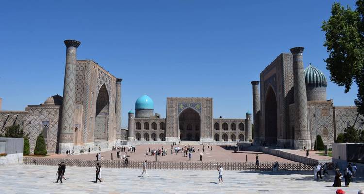 Der Registan-Platz in Samarkand mit drei großartigen Medresen und türkisfarbenen Kuppeln unter klarem blauen Himmel