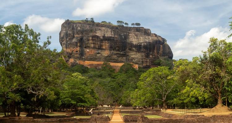 La majestueuse forteresse rocheuse de Sigiriya s'élève au-dessus de la jungle luxuriante et des anciennes fondations en briques.