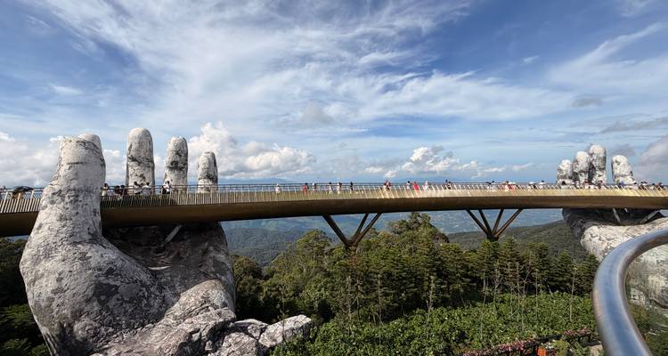 El icónico Puente Dorado sostenido por enormes manos de piedra se extiende muy arriba en las colinas de Ba Na cerca de Da Nang.