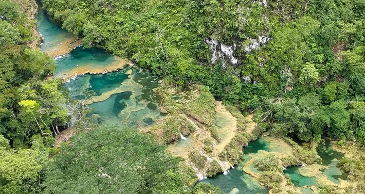 Piscines en terrasses d'émeraude et jungle de Semuc Champey vues d'un point de vue surélevé
