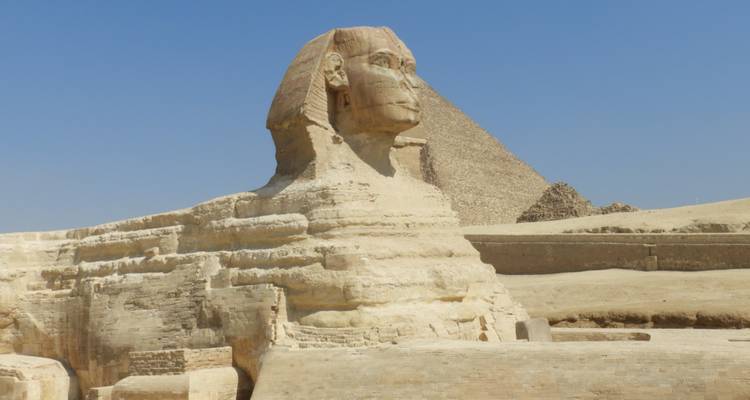 Grand Sphinx de Giza avec la pyramide en arrière-plan sous un ciel bleu sans nuages
