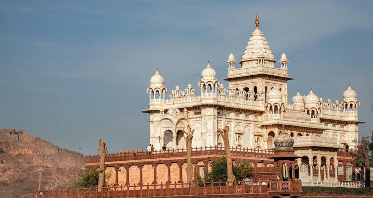 Le mémorial blanc en marbre de Jaswant Thada brillant à la douce lumière de l'après-midi contre un ciel bleu pâle