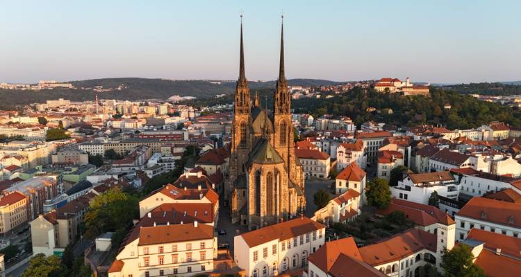 la lumière du coucher de soleil sur les deux flèches de la Cathédrale des Saints Pierre et Paul s'élevant au-dessus de Brno