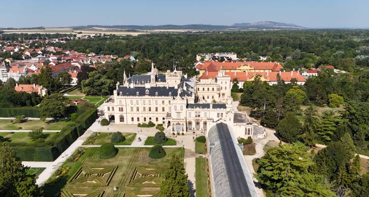 le château élégant de Lednice entouré de jardins soignés et de parcs verdoyants