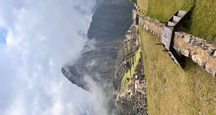 Iconisch uitzicht op de terrassen van Machu Picchu met mist die rond de steile Huayna Picchu-piek wervelend omhoog gaat.