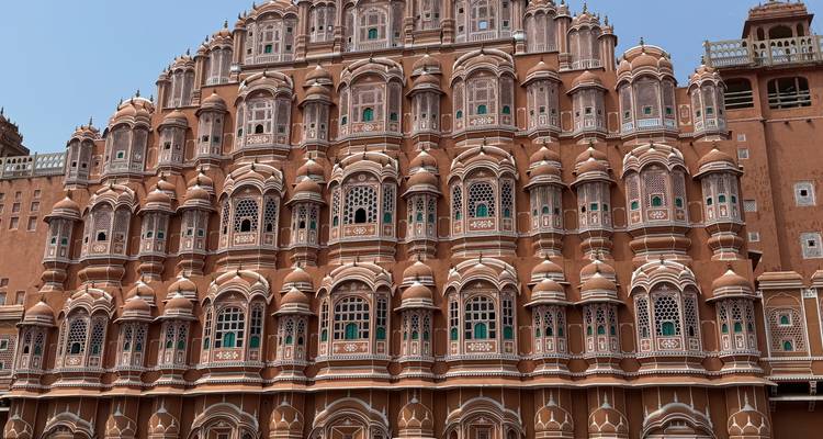 Close-up façade of the terracotta-coloured Hawa Mahal with hundreds of ornate windows.