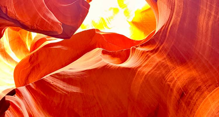 Les courbes vibrantes du Canyon de l'Antilope s'élèvent en spirale vers une explosion de lumière rayonnante.
