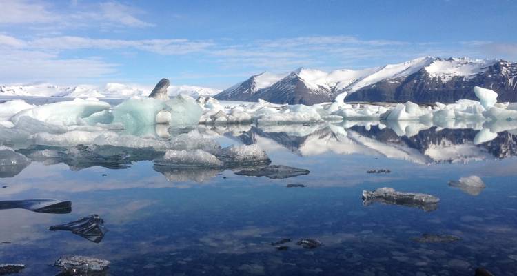 Laguna del glaciar Jokulsarlon con reflejos de icebergs.