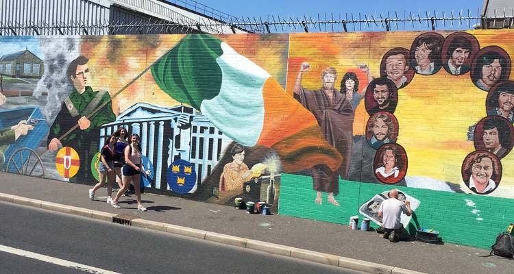 Une peinture murale vibrante représentant l'histoire et les symboles irlandais.