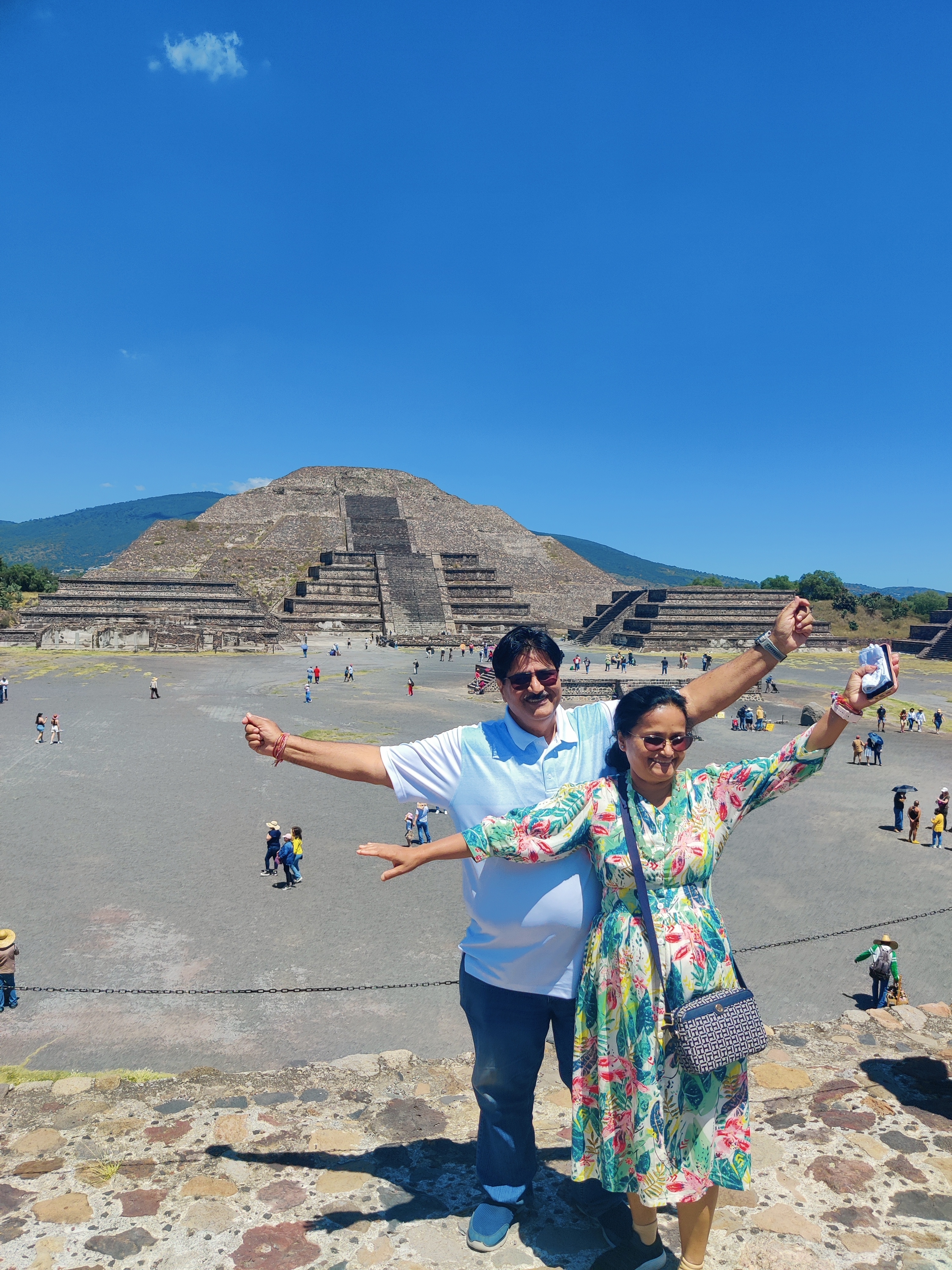 Couple posing in front of the Pyramid of the Sun.