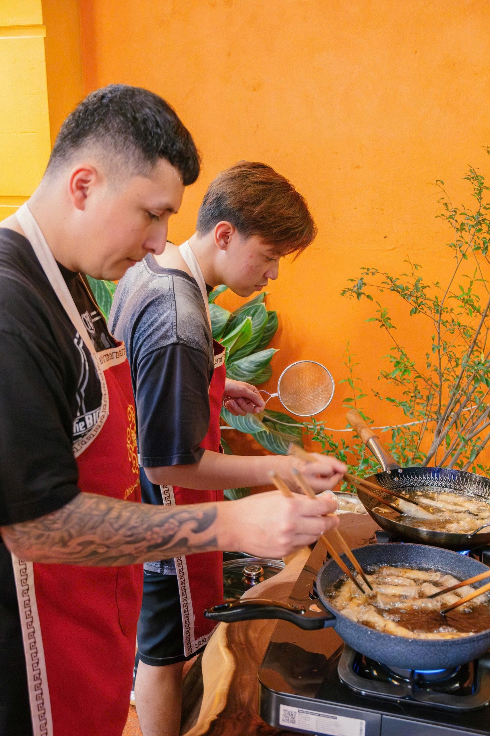 Clase de Cocina para Grupos Pequeños con Visita al Mercado: Recogida gratuita, libro de recetas, vino ilimitado y ¡mucho más! customer review photo 1