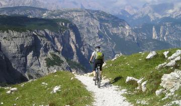 Un homme à vélo dans les Dolomites en Italie