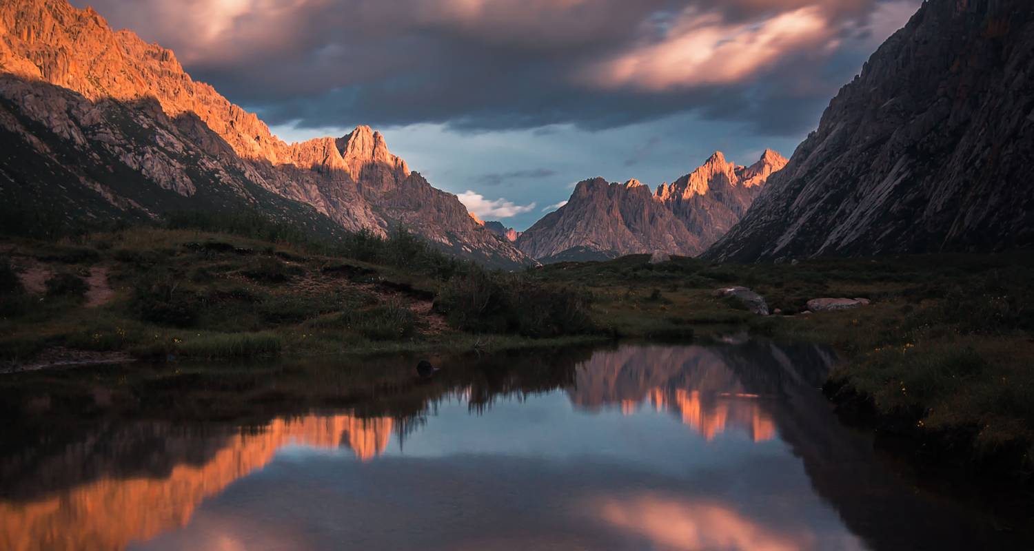 Trekking Nyenbo Yurtse: Alpine Lakes and Jagged Peaks - Elevated Trips