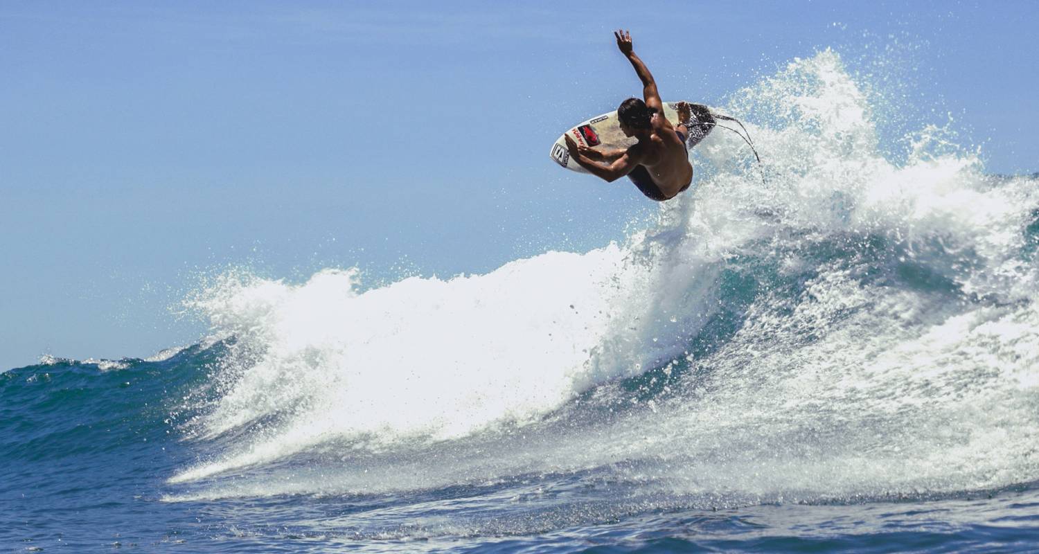 6 Days Surf Guiding at Selina Lima - Selina