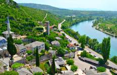 Circuit Circuit découverte de la Serbie et de la Bosnie pendant 15 jours au départ de Belgrade. Un voyage en voiture à travers les plus grands pays de l'ex- Yougoslavie. Il offre des expériences vraiment spectaculaires tout au long du parcours.