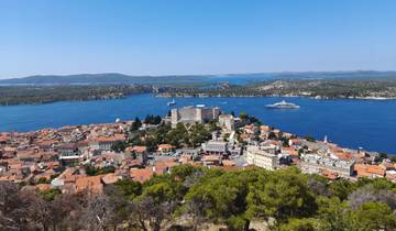 Vanuit Drvenik: 4-daagse rondreis door Midden-Dalmatië. Iconische Adriatische kustbestemmingen! Bezoek Split, Trogir, Sibenik, Klis en Salona. UNESCO locaties en oude steden. Volop geschiedenis, Venetiaanse architectuur en adembenemende uitzichten. …-rondreis