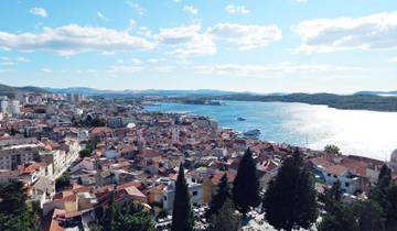 Von Biograd na Moru nach Mitteldalmatien: 4-tägige Tour. Erstklassige Ziele an der Adriaküste! Sibenik, Split, Trogir, Klis, Salona und mehr! UNESCO-Stätten. Antike ummauerte Städte. Viel Geschichte, venezianische Architektur und malerische Aussicht… Rundreise