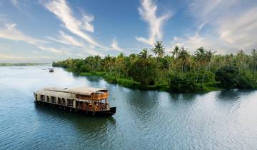 Southern India Tour with Beaches and Houseboat Experience