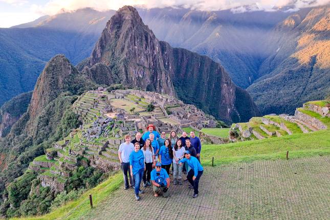 2-Day Short Inca Trail to Machu Picchu with Hotel & Vistadome Train