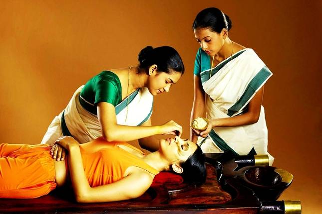 Classic Kerala - Tea Gardens To Backwaters and Beach