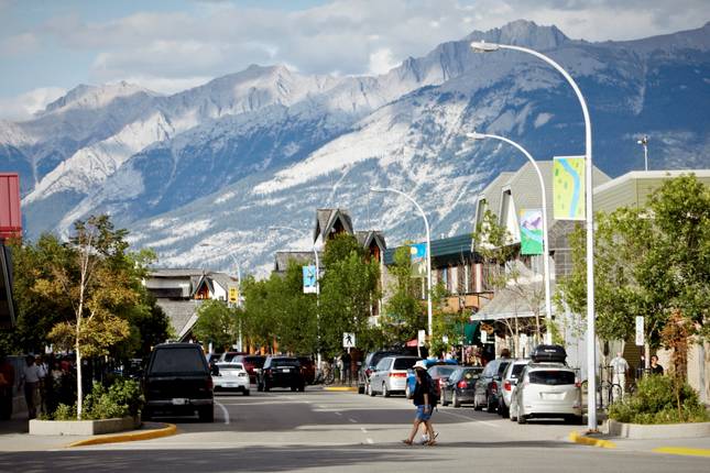 8-Day Yellowknife Northern Lights & Canadian Rockies Autumn Tour | Explore Aurora, Banff & Jasper National Parks