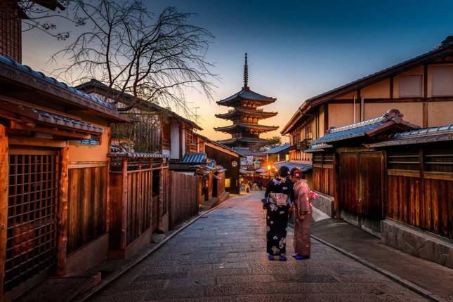 EXPERIENCE THE BEST OF KOREA AND JAPAN