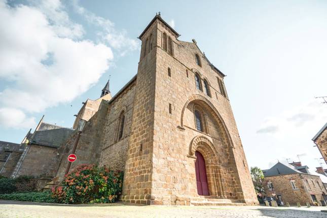 Northern France Highlights - Covering Paris, Rouen, Pontorson and Tours in 12 Days