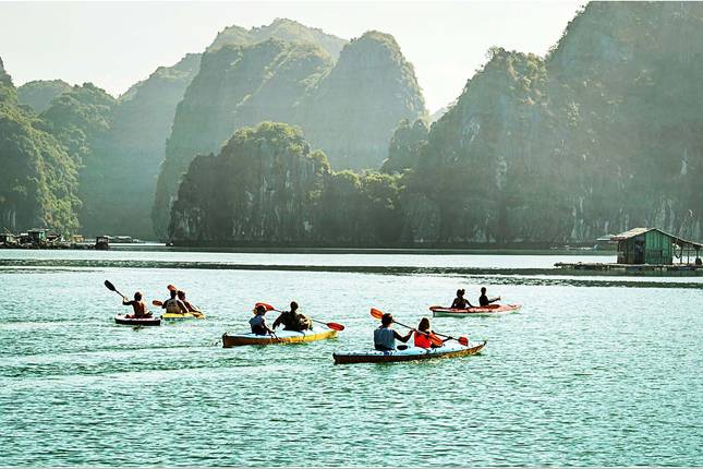 Lan Ha Bay Kayaking Escape: Tay Keo Cave & Van Boi Beach Tour