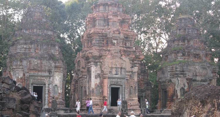 Groupe de touristes explorant des temples anciens.