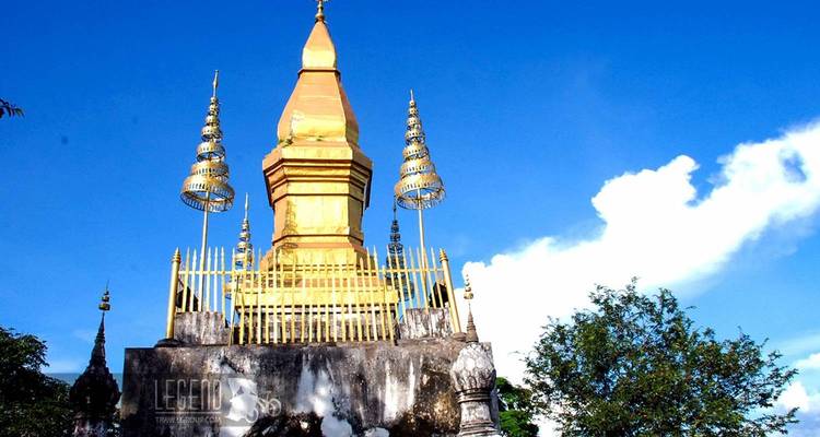 Gouden tempel stupa met een levendige blauwe lucht achtergrond.