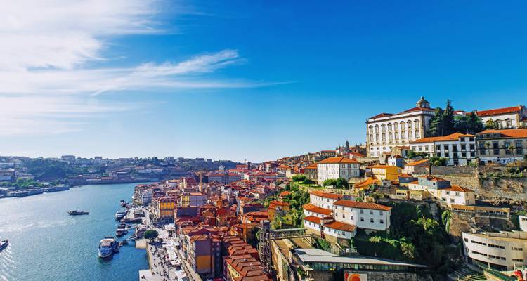 Vue panoramique de Porto avec un large fleuve et un paysage urbain côtier.