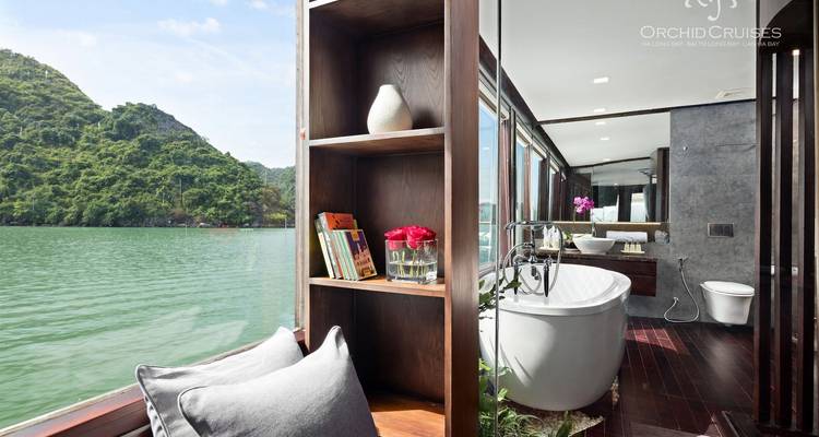 Elegantes Badezimmer auf einer Kreuzfahrt mit Blick auf den Fluss.