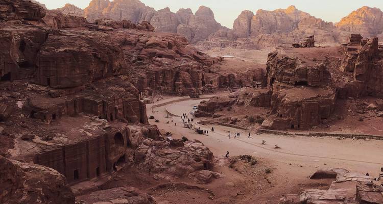 Vue panoramique d'un terrain rocheux avec des structures anciennes à Pétra.