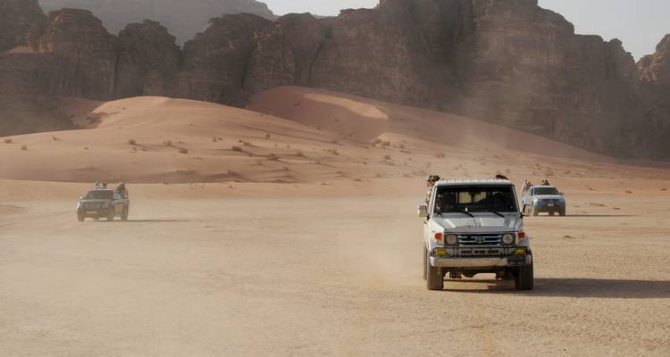 The translation from English to French is:
**Des jeeps roulant dans un paysage désertique.**