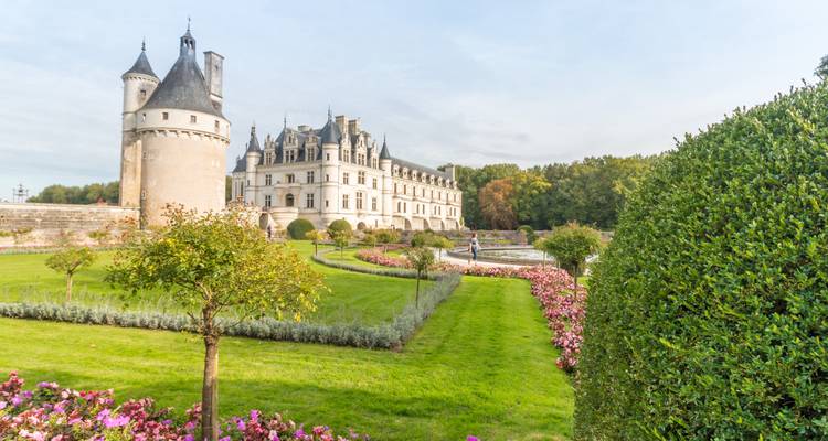 Hermoso castillo con jardines bien cuidados en plena floración.