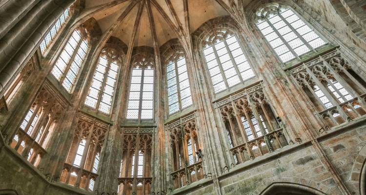 Hochragende gotische Fenster und Rippengewölbe in der Abteikirche, die weiches Tageslicht hindurchlassen
