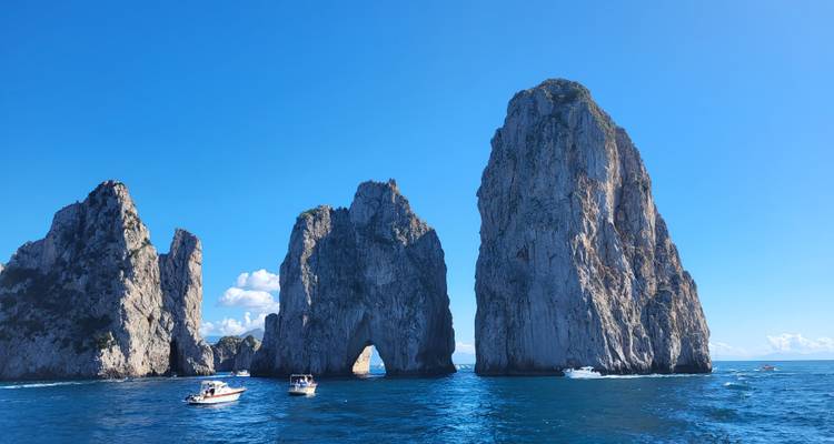 Espectaculares farallones marinos en la Gruta Azul, Italia.