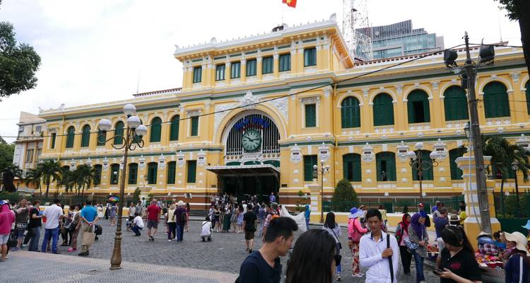 Antiguo edificio de correos de la época colonial repleto de turistas.