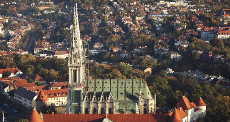 Luchtfoto van een stad met een prominente kathedraal op de voorgrond.