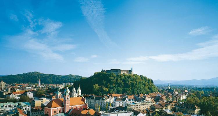 Uitzicht op een kasteel op een heuvel met uitzicht over een stad in Slovenië.